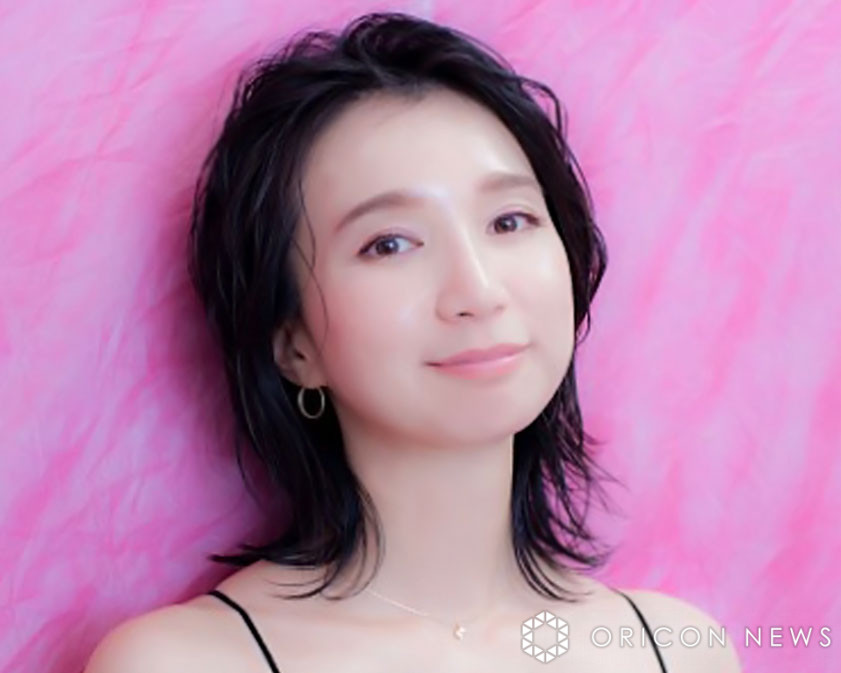 40歳・芹那、“ミニ丈×ハイソックス”で太もも美脚「足きれいすぎるって」「一生アイドル」