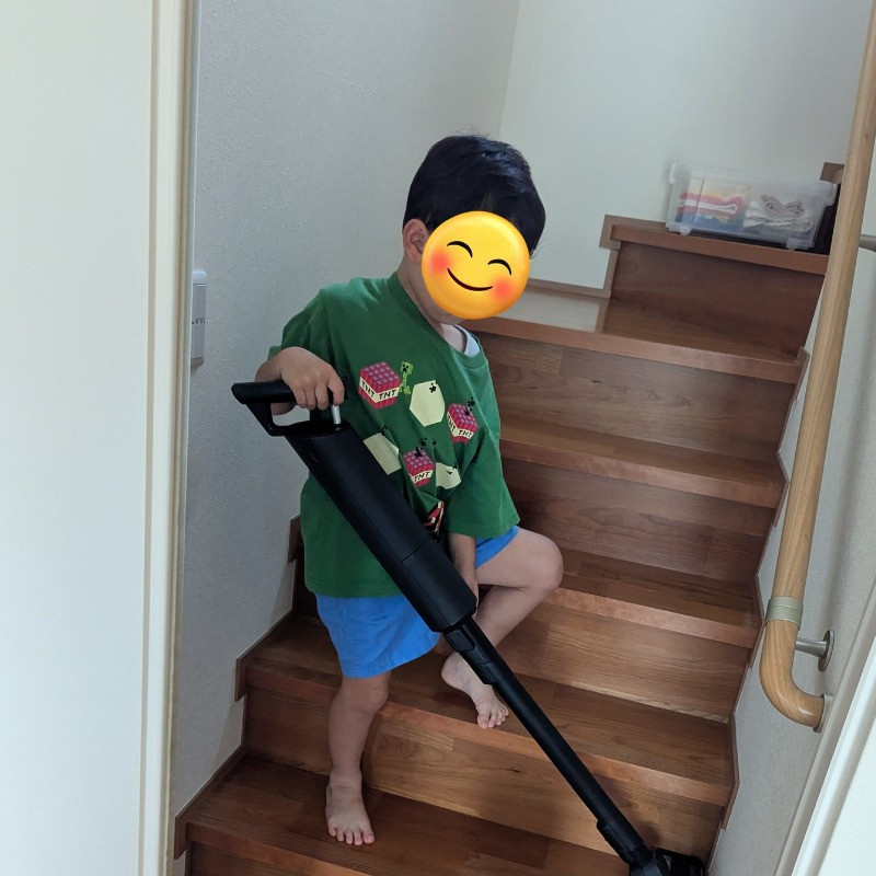 4歳男児がまるで「主夫……？」友達が遊びに来るから“掃除機がけ” いつものことなのか父親に聞いた