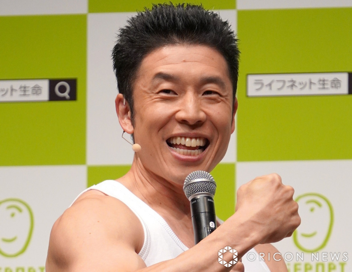 なかやまきんに君、まさかの花柄ワンピ＆筋肉美あらわな赤ビキニ姿に反響「おちりがキレイ過ぎる」「かわいいです」　“女性の筋トレ”について持論語る