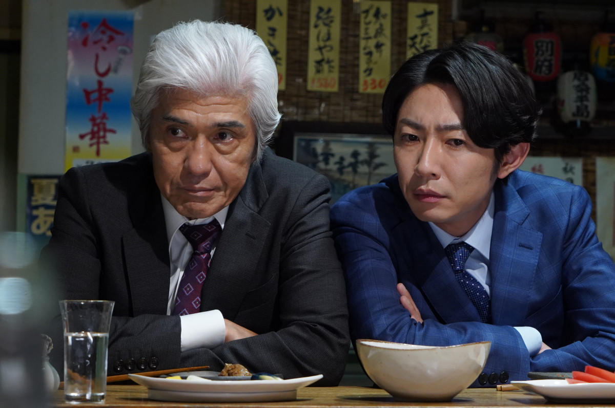 『大追跡』相葉雅紀、“叔父役”佐藤浩市と2ショット　事件解決への重要シーンに