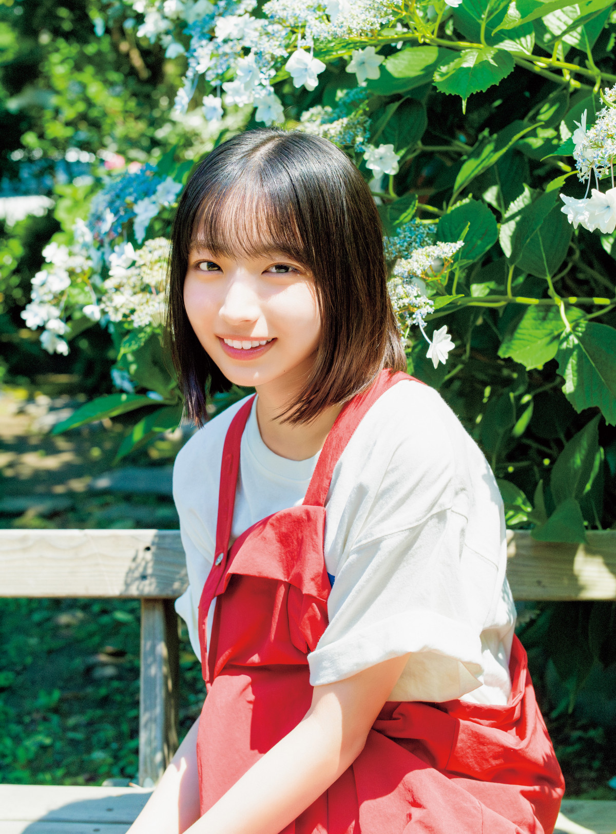 日向坂46大野愛実、『マガジン』初ソロ表紙! 太陽に照らされた18歳のフレッシュグラビア