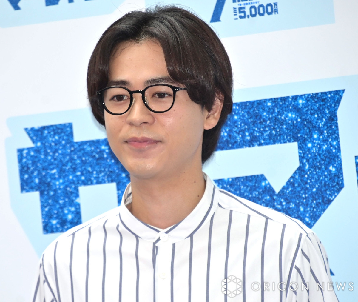 成田凌、“新たな同居人”と庭で2ショット「もしかして…イヌくん将軍になりきってる!?」「so adorable」　ドラマ『初恋DOGs』オフショット