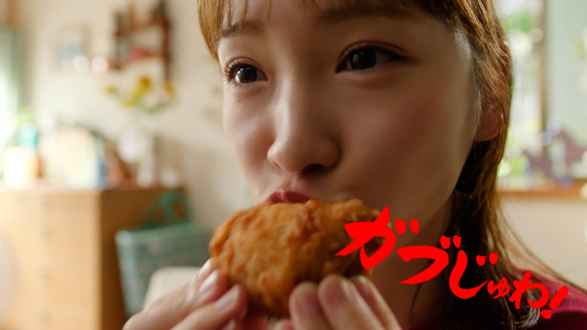 川栄李奈と梅沢富美男が豪快にかぶりつく　ローソン新CMで“まんまる笑顔”