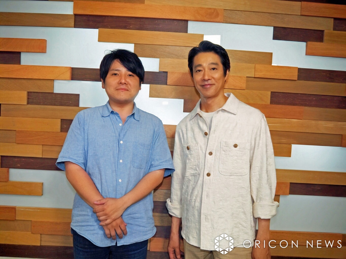 堤真一×平一紘監督、“晴れ男”に感謝　映画『木の上の軍隊』で伝えたい “生きることの大切さ”