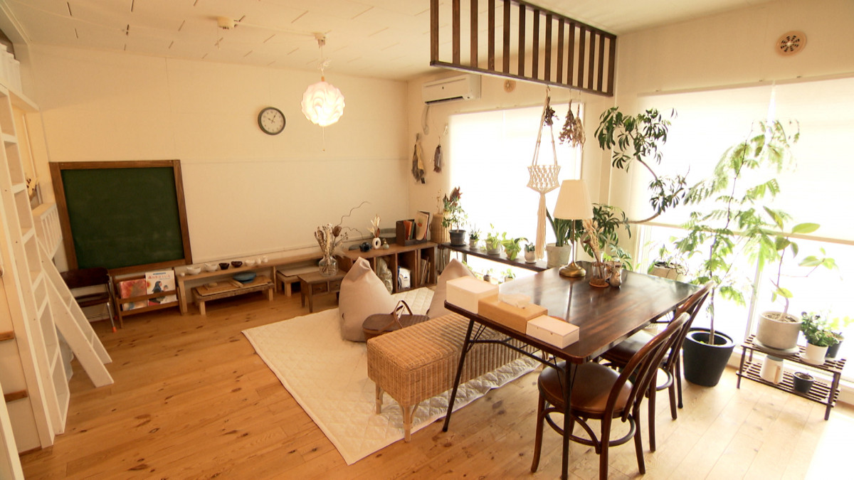 『住人十色』築45年の団地、2部屋セットの“ニコイチ”仕様 約数十万のDIYで「レトロカフェ」風に大改造