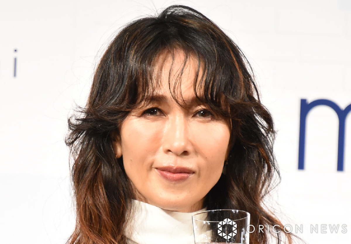 工藤静香、見事な包丁さばきで“伸びるきゅうり”実演　「ARTだね」「見事！」