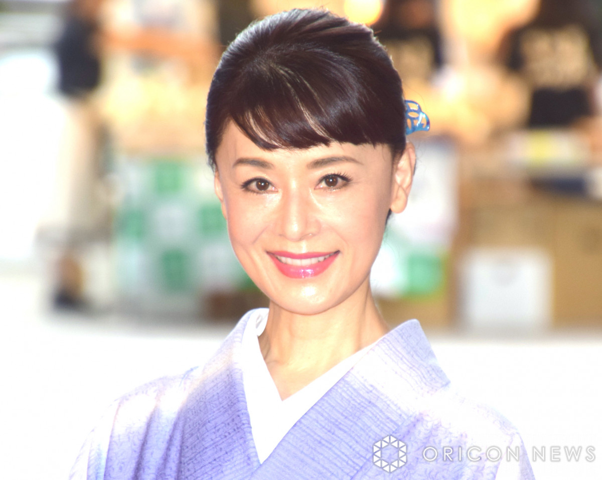大地真央、結婚18周年を迎えた夫と2ショット「ラブラブなお二人」「似顔絵とっても素敵」