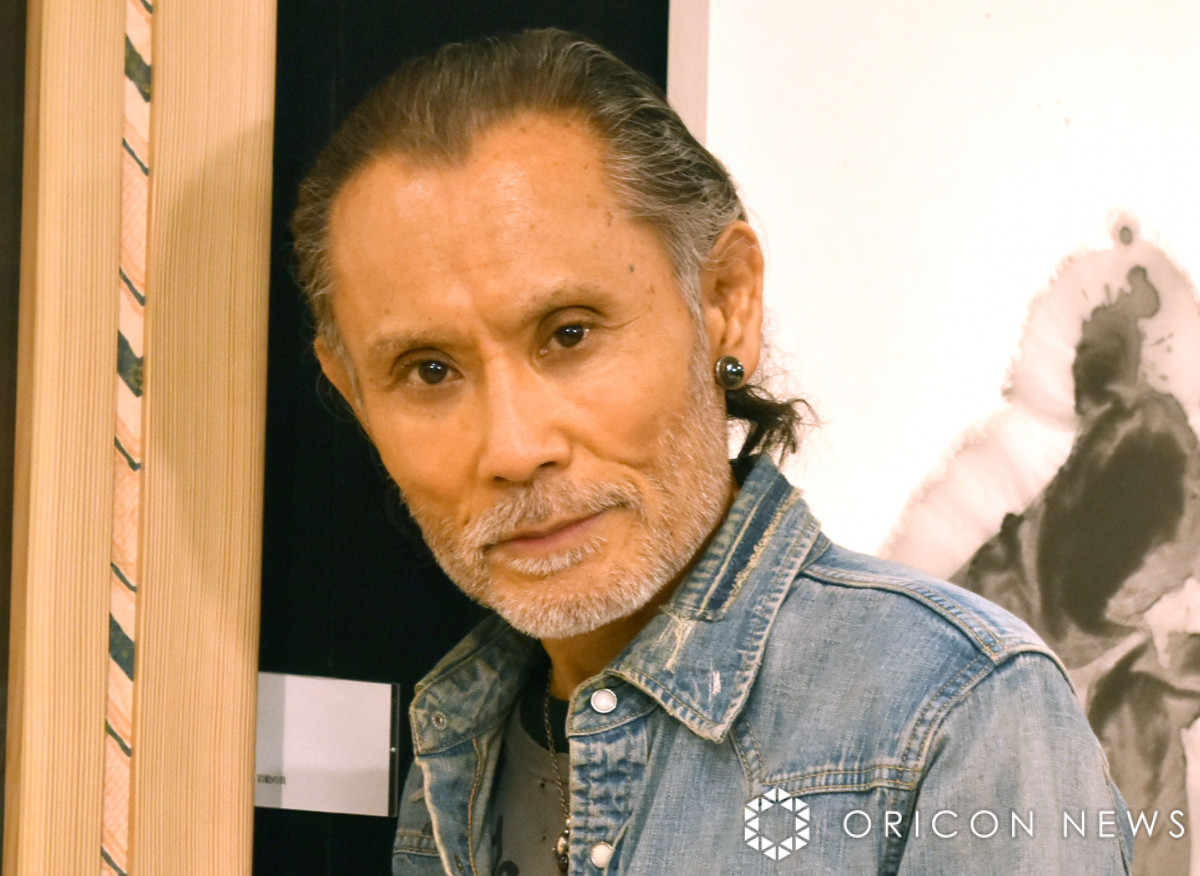 70歳・片岡鶴太郎、アルマーニ着こなす“イケオジ”コーデ「おしゃれぇぇ～!」「ダンディです」