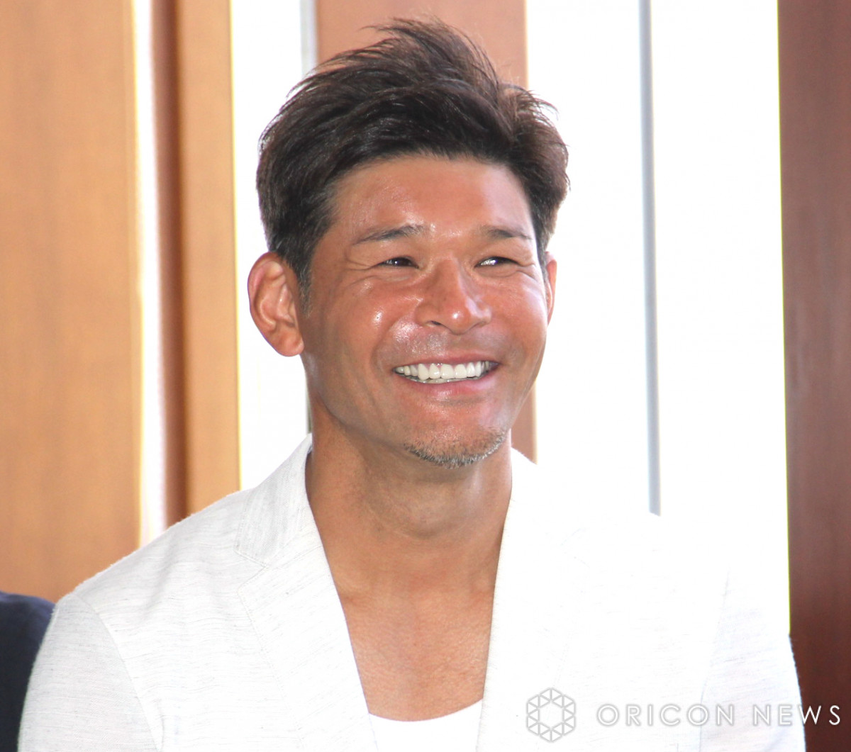 照英、免許取得の18歳長男と“顔出し”親子2ショット　わが子の運転でドライブ「パパは涙腺崩壊だ…」