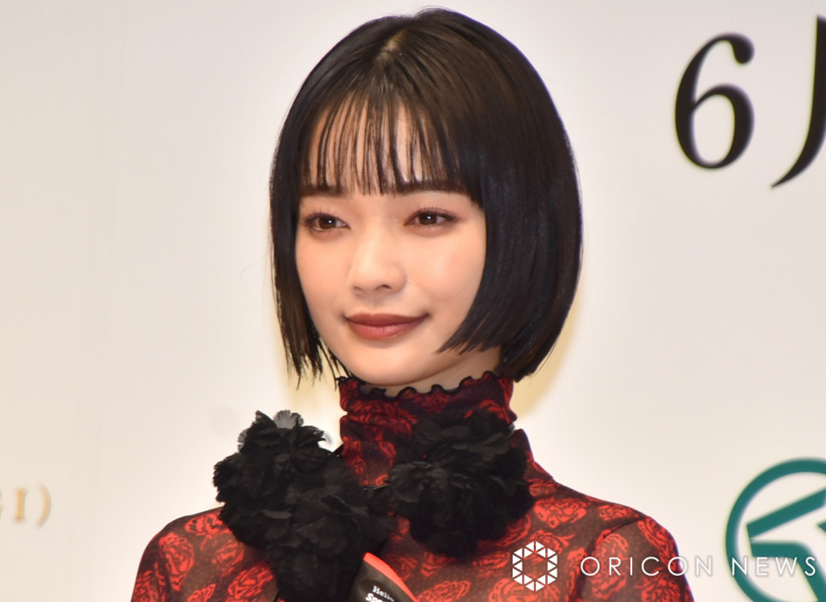 “来春朝ドラヒロイン”見上愛、ディズニー満喫の私服コーデ「可愛すぎるううう」「笑顔が国宝ですね」