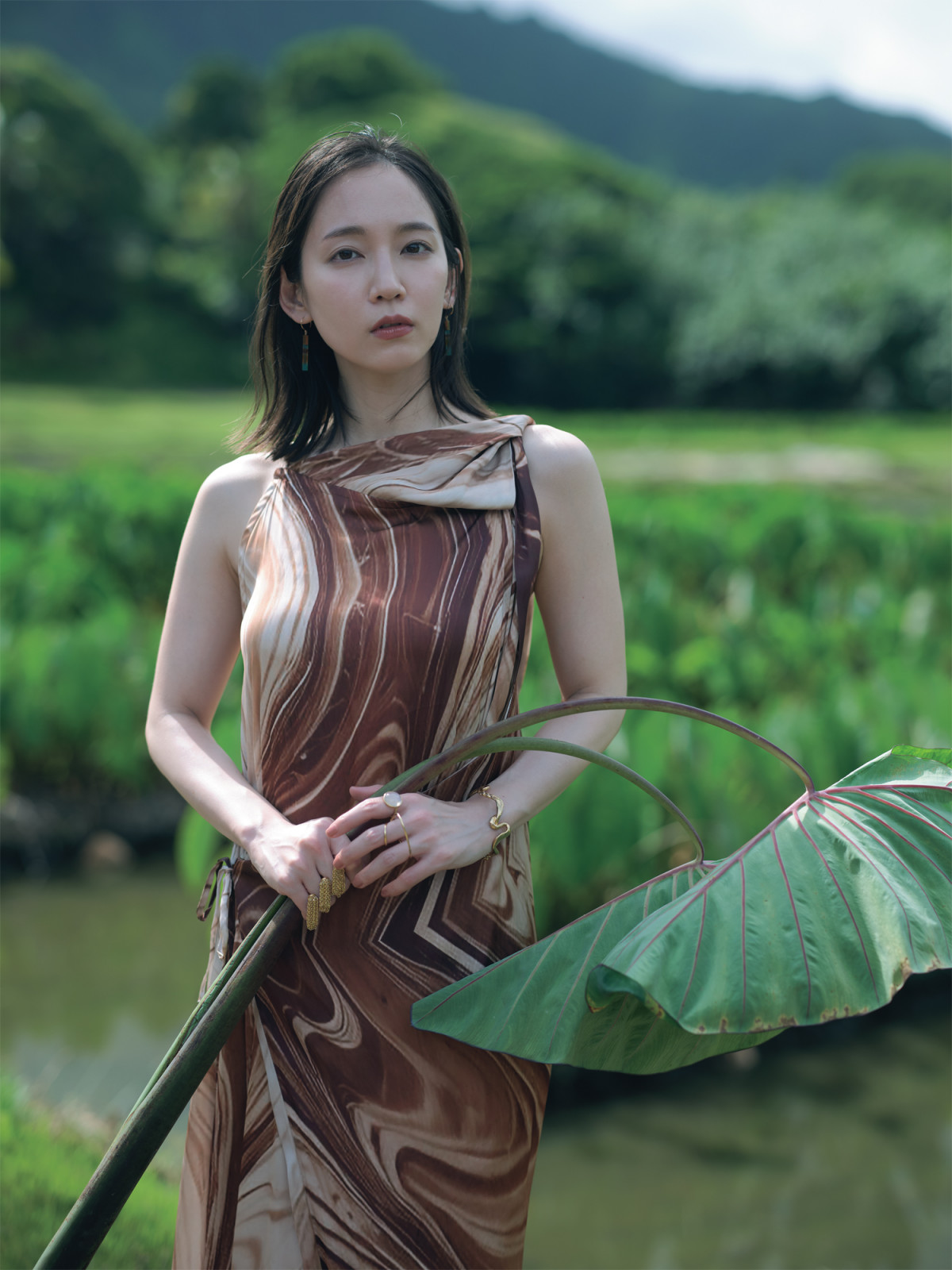 吉岡里帆「自分や大切な人のために時間を」　エネルギーが満ちるハワイで思いを紡ぐ