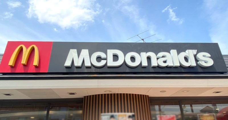 マクドナルド、ハッピーセット販売で「モバイルオーダー」「デリバリーサービス」の利用を再開　販売個数制限は継続　“対面のみ”対策を一部緩和