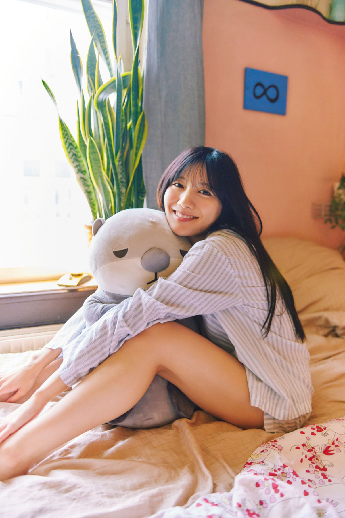 日向坂46河田陽菜、自分のぬいぐるみ持参で”パジャマショット”　すらり美脚も披露　2nd写真集より先行カット