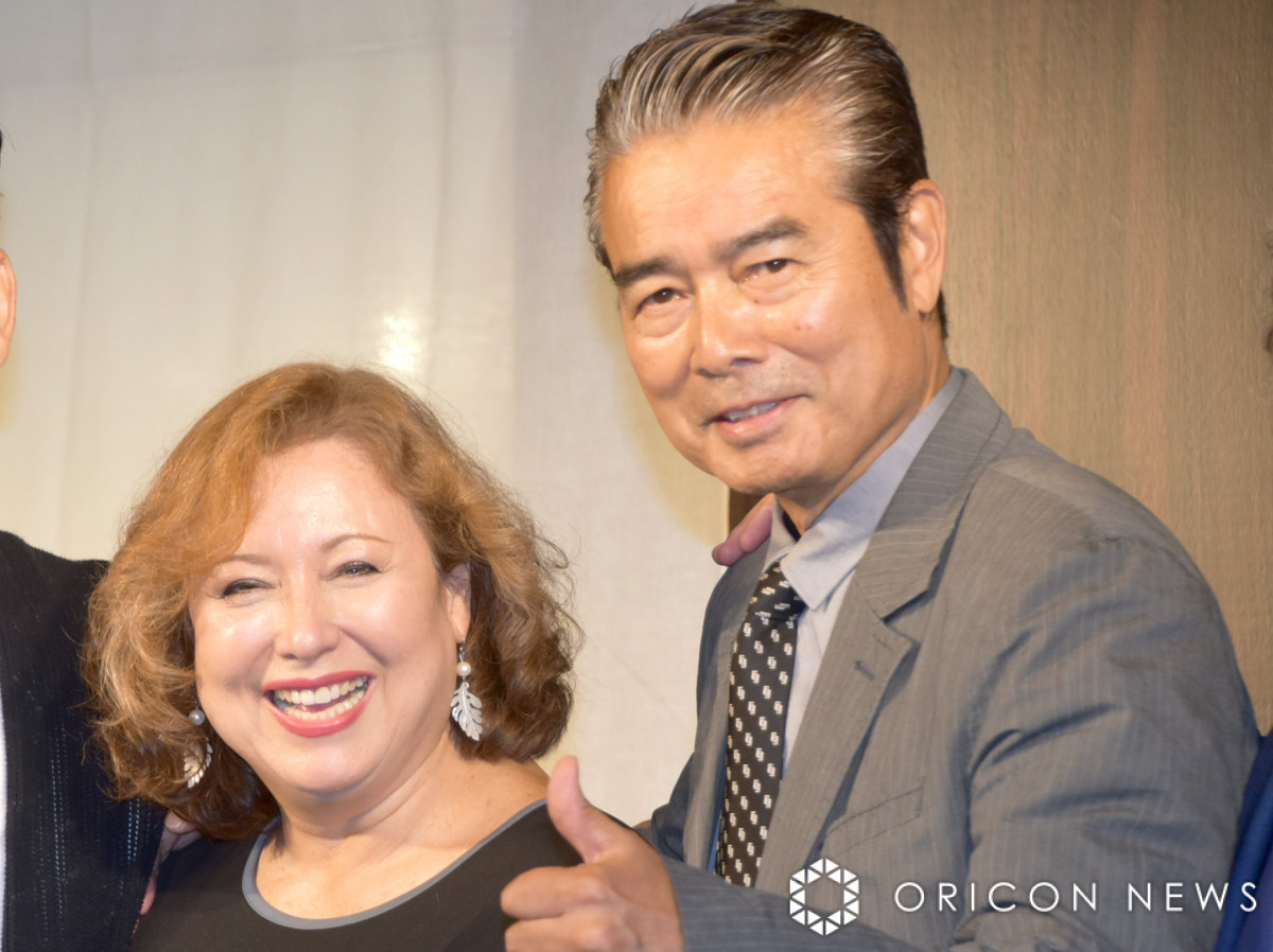 キャシー中島、夫・勝野洋に手作りしたキルトのショルダーバッグ紹介「大事に使ってくれてます」　反響続々「可愛いくて使い易そう」「大事に使う心も素敵」
