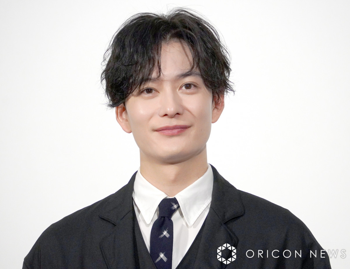 岡田将生、“メガネ姿”のオフショットに反響「充希ちゃんが撮ったのかな」「奥様目線最高すぎる」